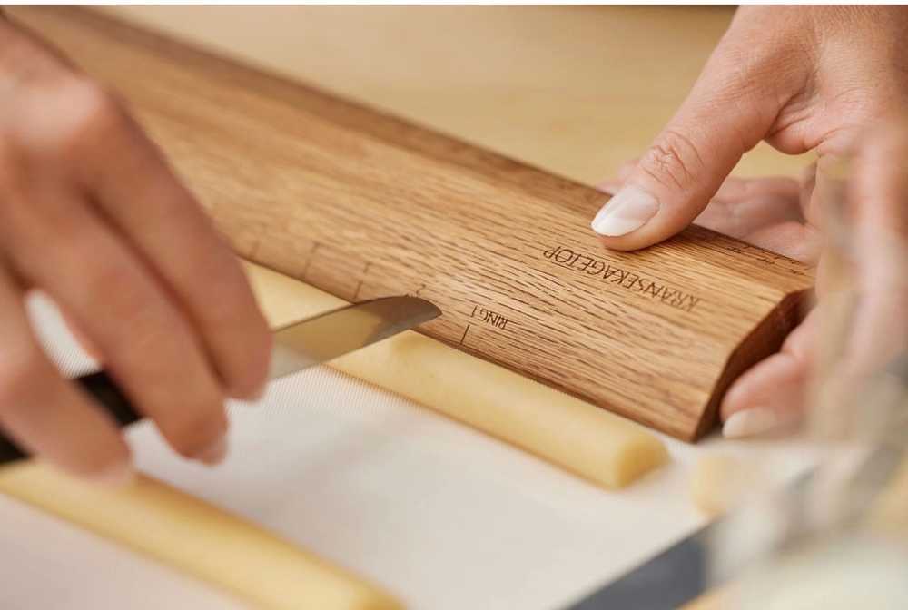 Blomsterbergs Dubové pravítko 51x6,5x1,5cm