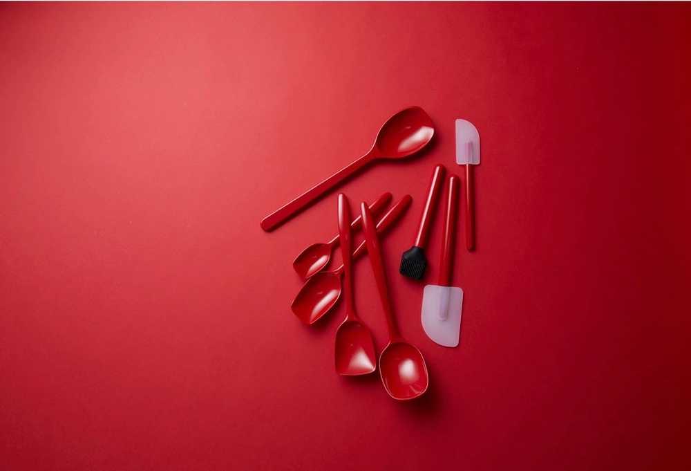 Rosti Kuchyňská stěrka na těsto Classic S Red