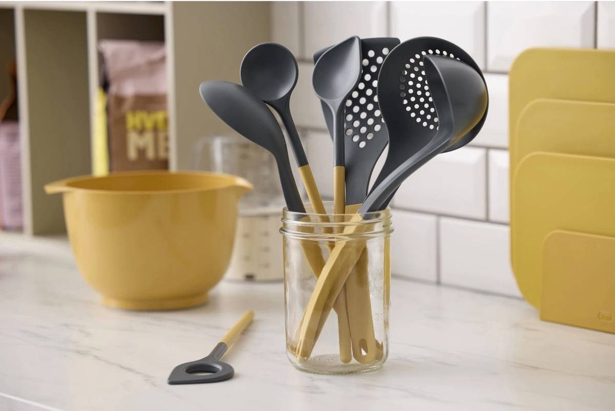 Rosti Kuchyňská míchací lžíce s dírou Optima 31 cm Curry