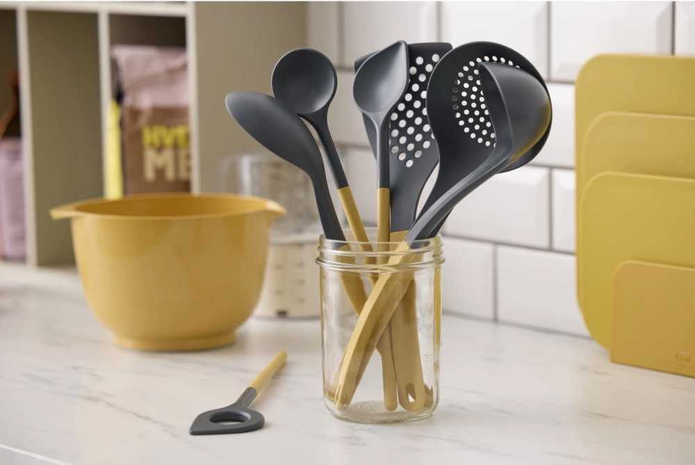 Rosti Kuchyňská míchací lžíce s dírou Optima 31 cm Curry
