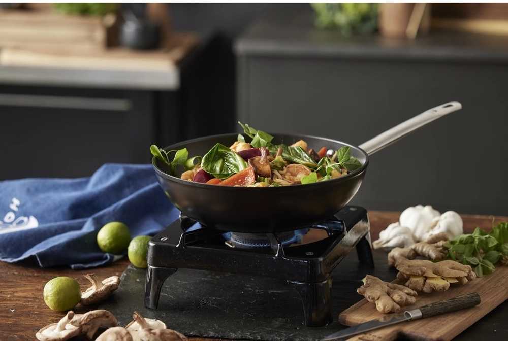 Holm Wok pánev 28 cm Black