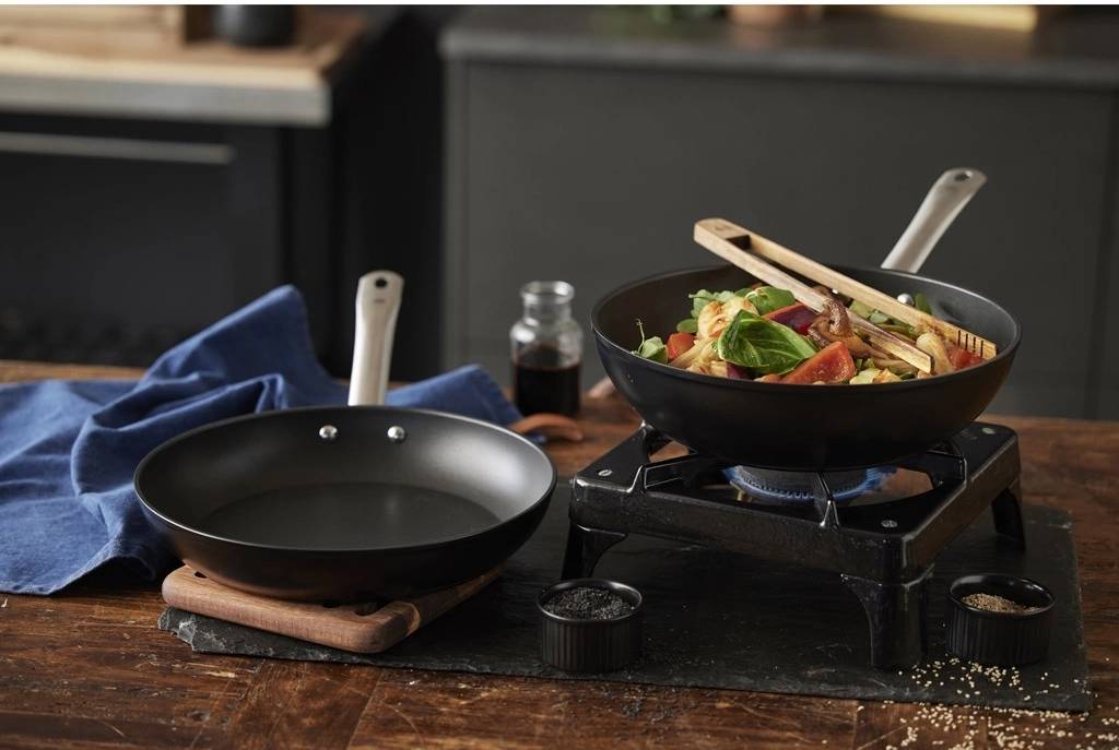 Holm Wok pánev 28 cm Black