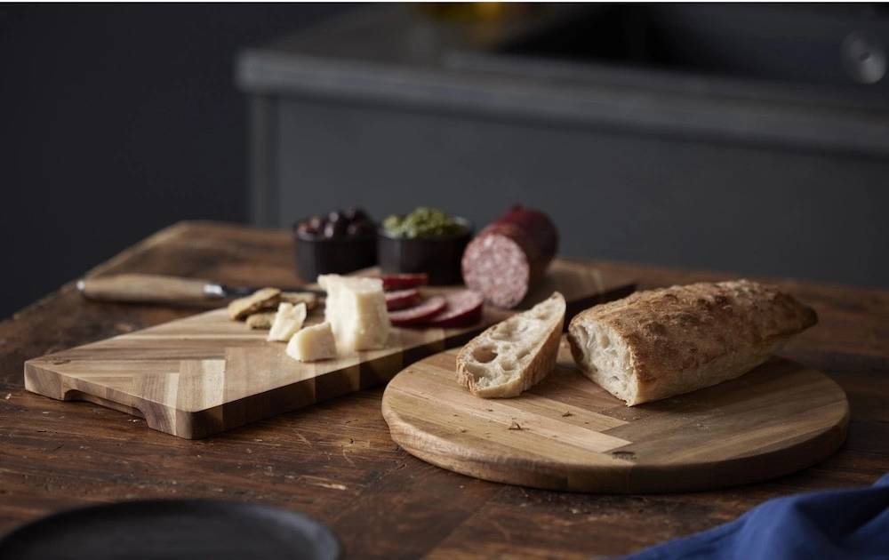 Holm Servírovací prkénko z akáciového dřeva 45x16,5x1,9 cm