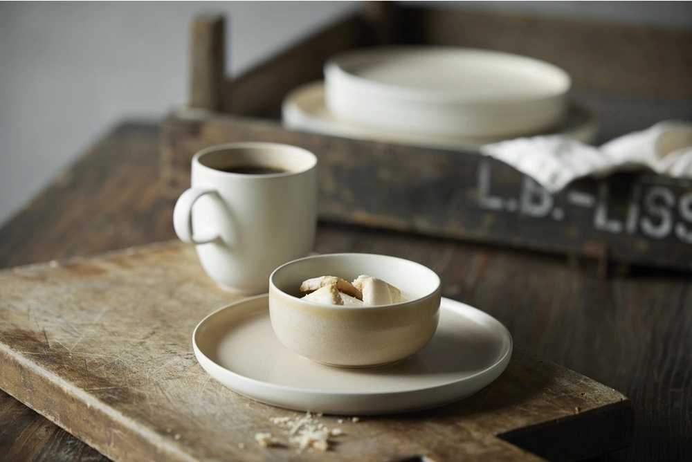 Studio Round Kameninový hrnek North 33 cl White/Matte Sand