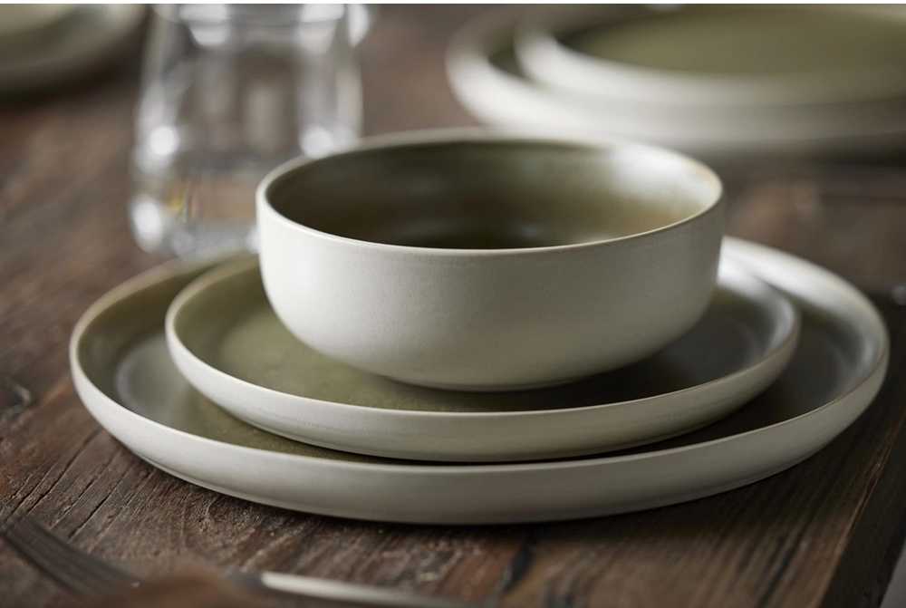 Studio Round Kameninový mělký talíř North 27 cm White/Matte Moss