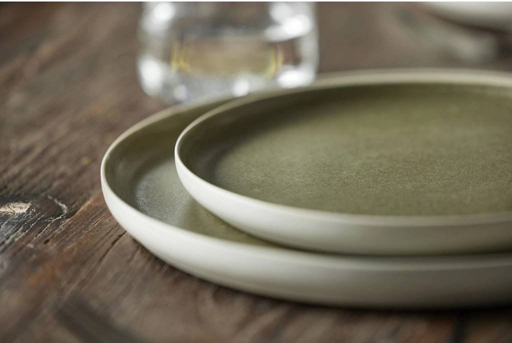 Studio Round Kameninový mělký talíř North 27 cm White/Matte Moss