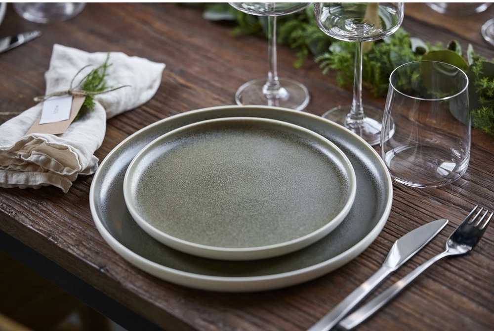 Studio Round Kameninový mělký talíř North 27 cm White/Matte Moss