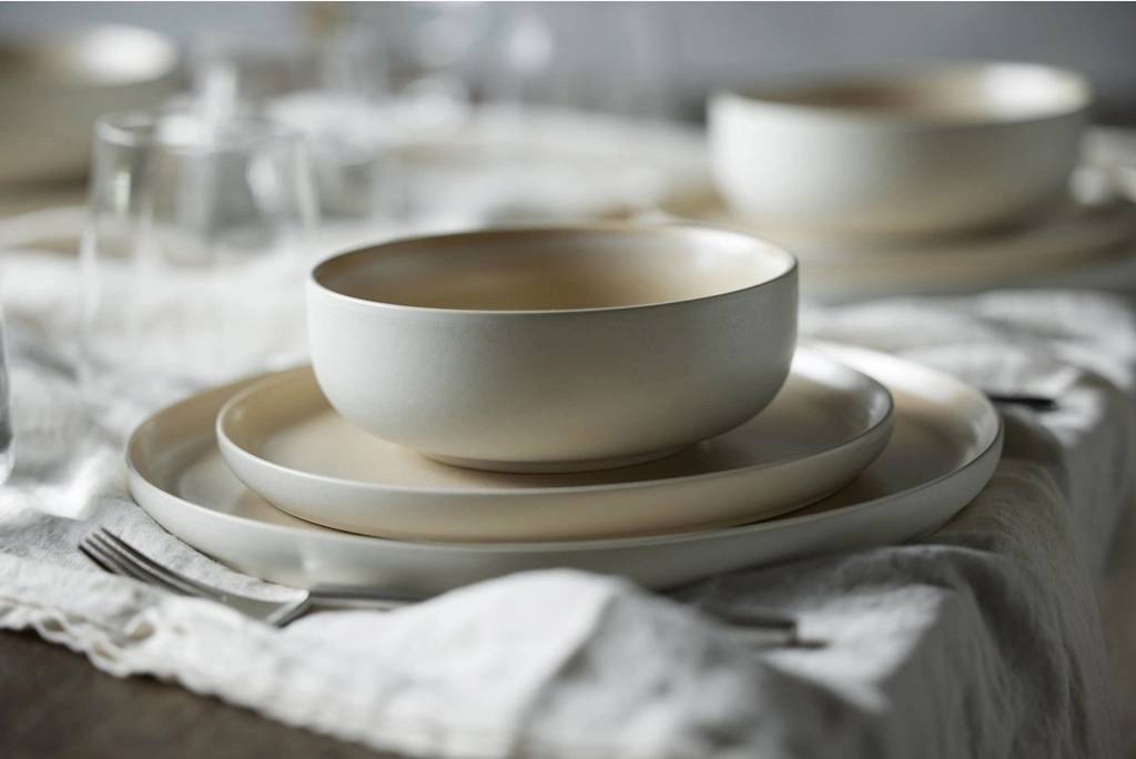 Studio Round Kameninový mělký talíř North 27 cm White/Matte Sand