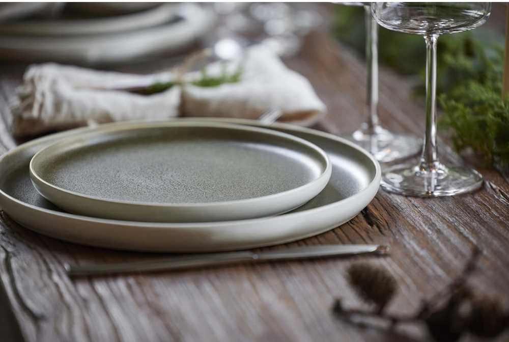 Studio Round Kameninový dezertní talíř North 21 cm White/Matte Moss