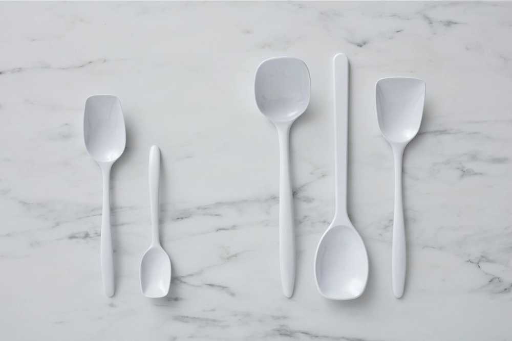 Rosti Kuchyňská lžíce široká Classic White