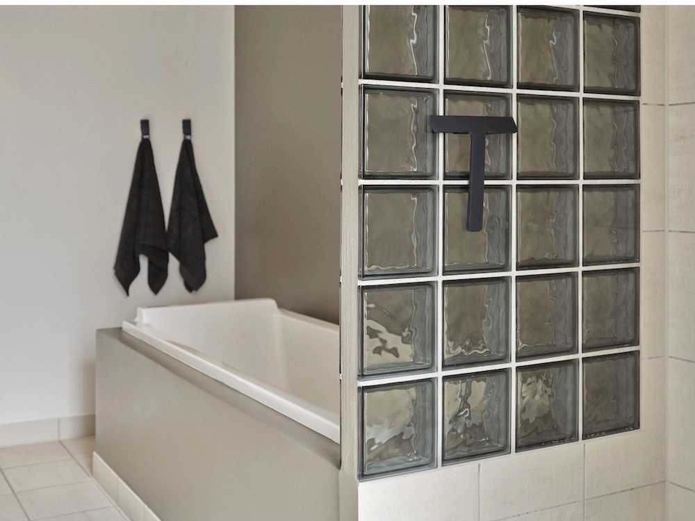 Zone Denmark Koupelnová stěrka se stojánkem Ume Black