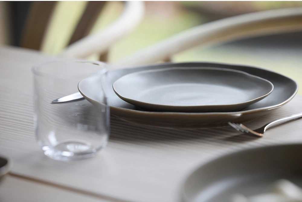 Villa Collection Kameninový mělký talíř Shoku Warm Brown 27 cm