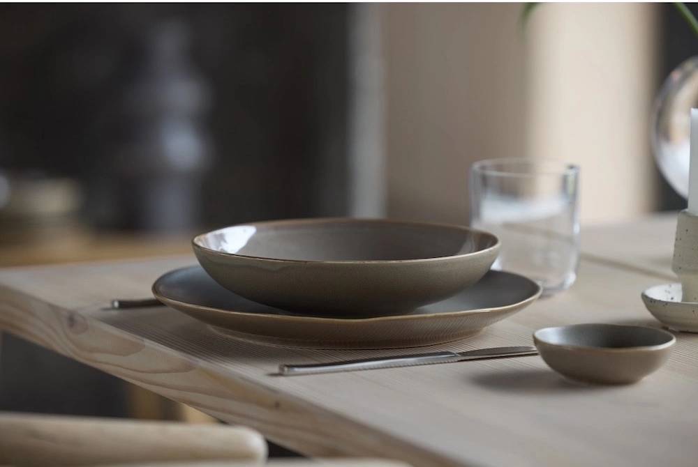 Villa Collection Kameninový mělký talíř Shoku Warm Brown 27 cm