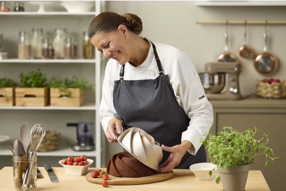 Blomsterbergs Forma na bábovku 24x9cm Rose gold