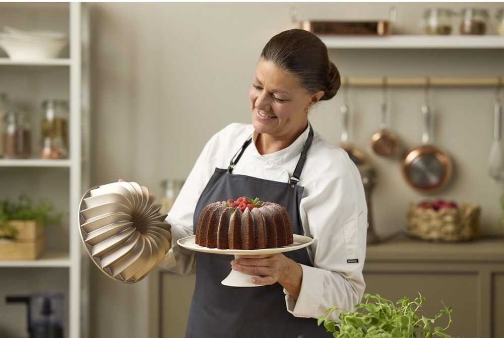 Blomsterbergs Bundt pan Swirl 24 x 10 cm Rose gold