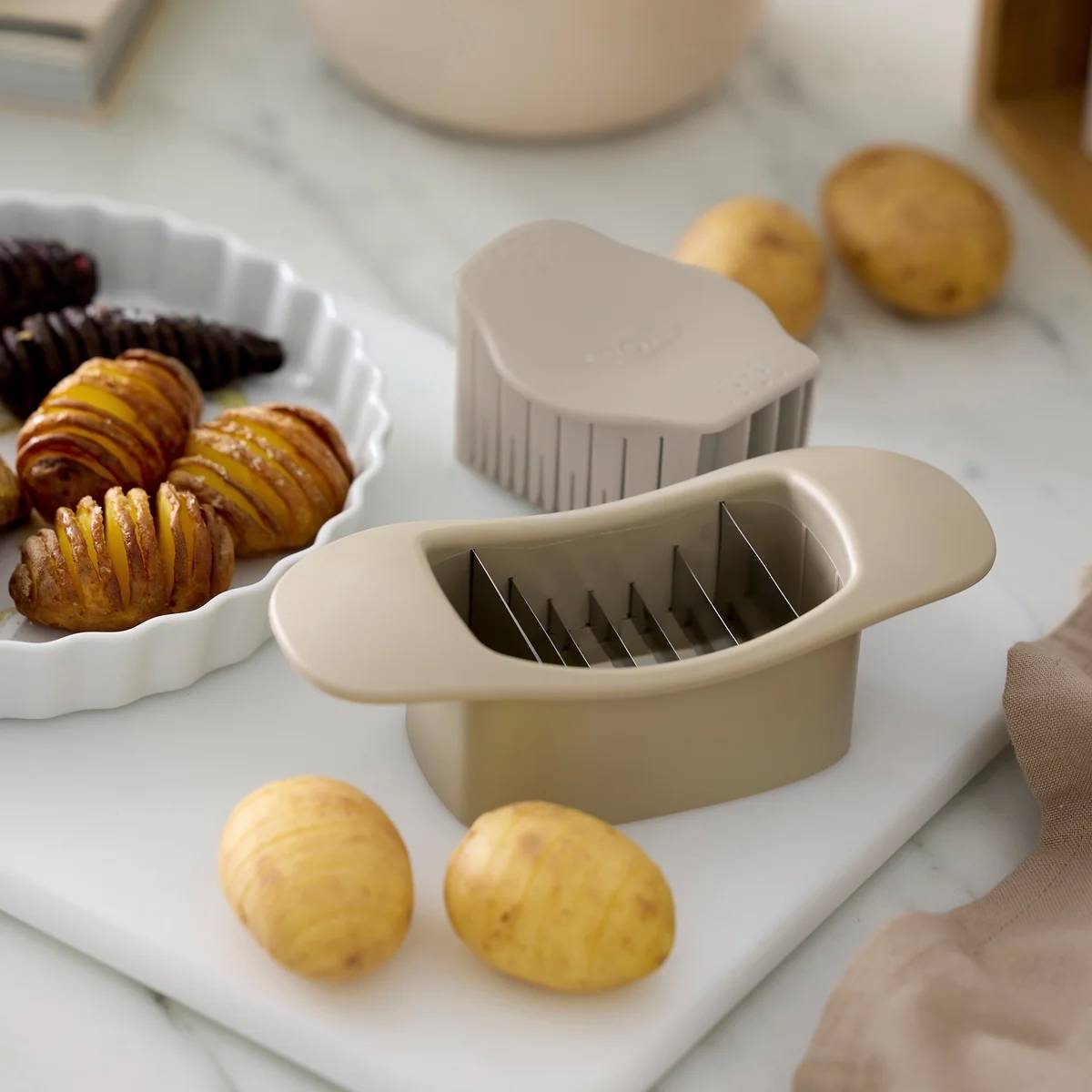 Rosti Kráječ na brambory a zeleninu Hasselback Hummus