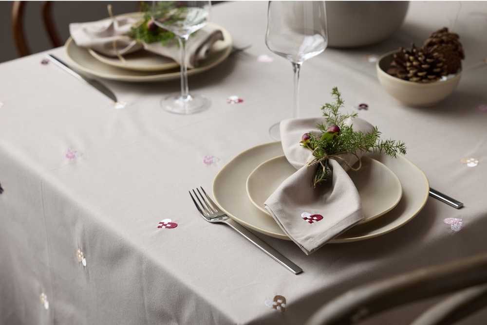 Södahl Vánoční ubrus 140x270 Christmas Hearts Embroider Rose