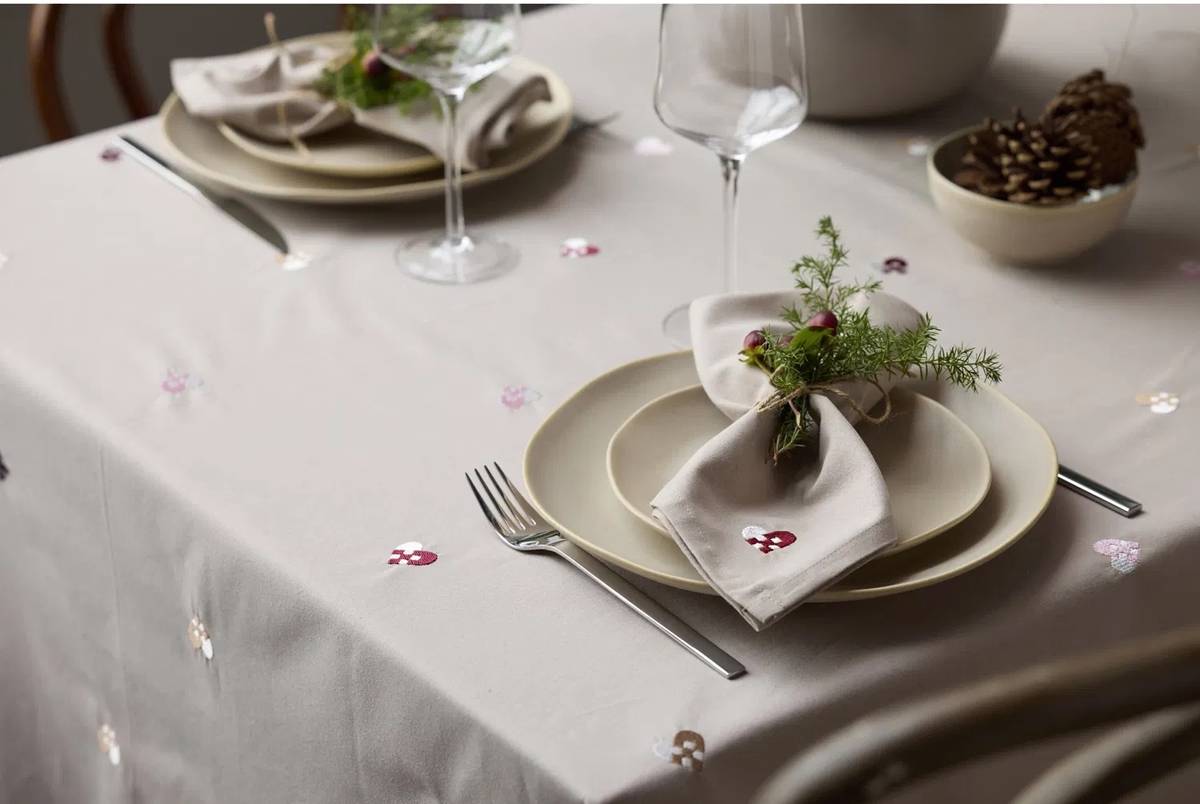 Södahl Vánoční ubrus ⌀180 Christmas Hearts Embroider Rose