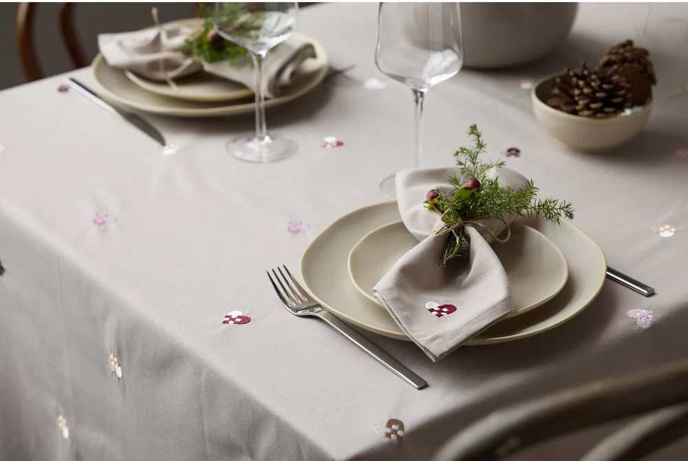 Södahl Vánoční ubrus ⌀180 Christmas Hearts Embroider Rose