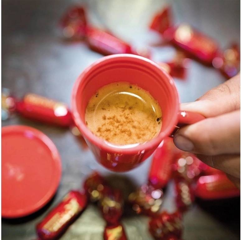 Guzzini Cestovní hrnek na kávu COFFEE & GO červený