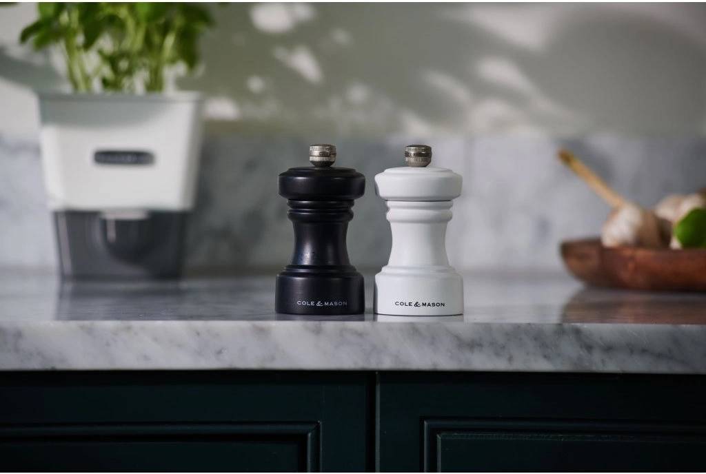 Cole & Mason Mlýnek na pepř Hoxton Black Wood Precision+