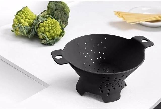 BlimPlus Cedník s podstavcem Cosmo Carbon Black