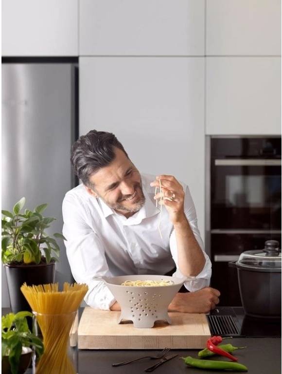 BlimPlus Cedník s podstavcem Cosmo Moka Grey