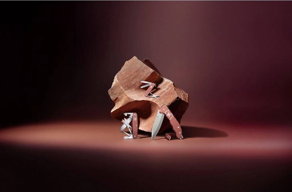 Victorinox Kapesní nůž Pioneer X Alox Limited Edition 2025 Stone Red