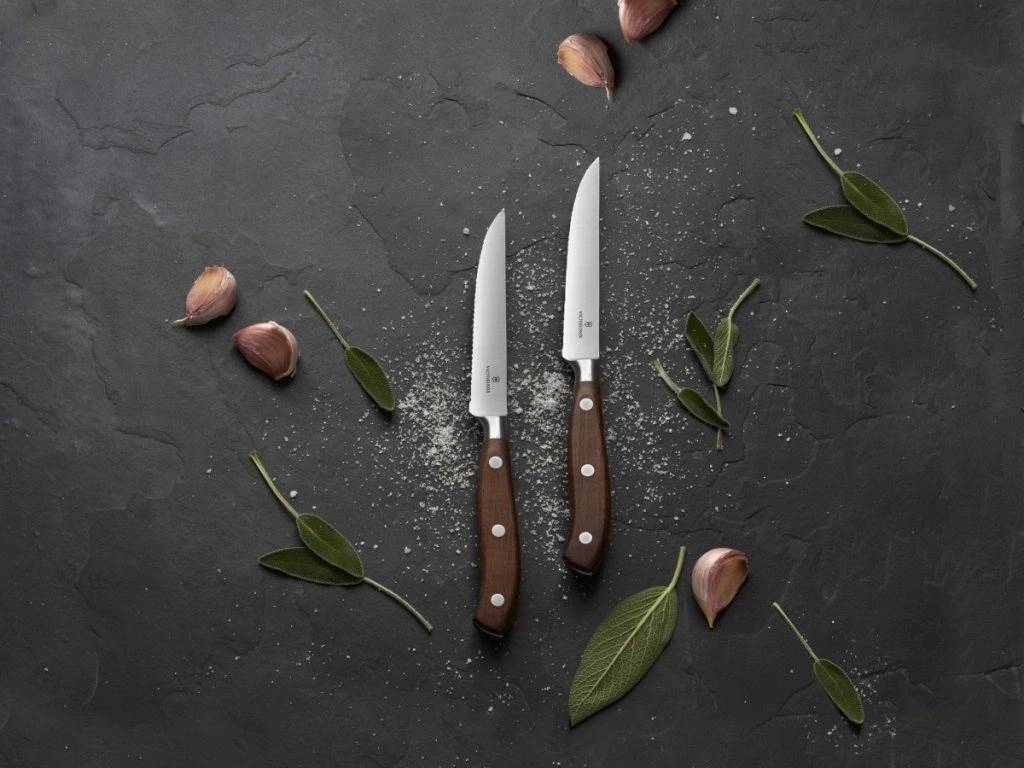 Victorinox Sada 2 ks steakových nožů Grand Maître Wood vlnkované ostří 12 cm