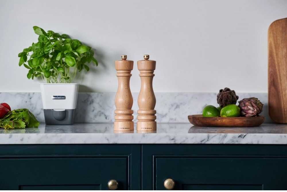 Cole & Mason Mlýnek na pepř London Precision+ přírodní buk 22 cm