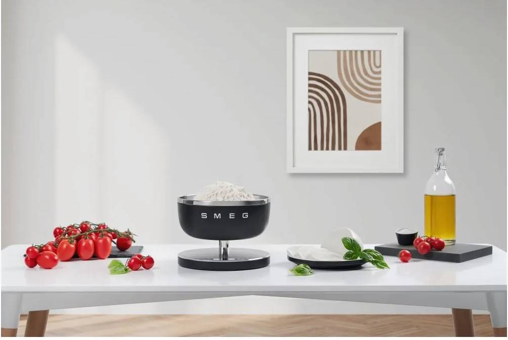 SMEG Digitální kuchyňská dobíjecí váha, černá