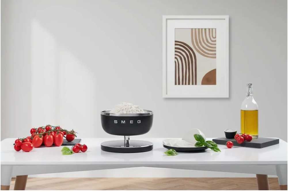 SMEG Digitální kuchyňská dobíjecí váha, černá