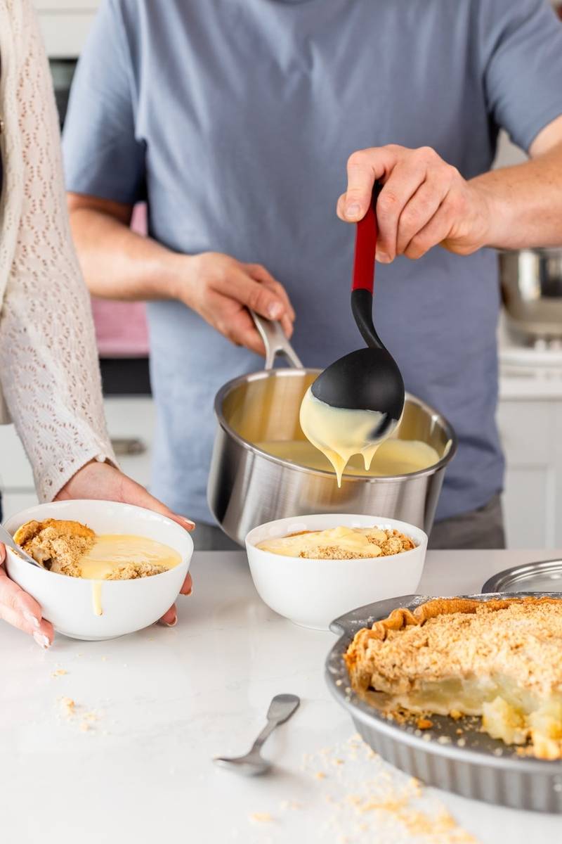 KitchenAid Naběračka, 30 cm, empire red