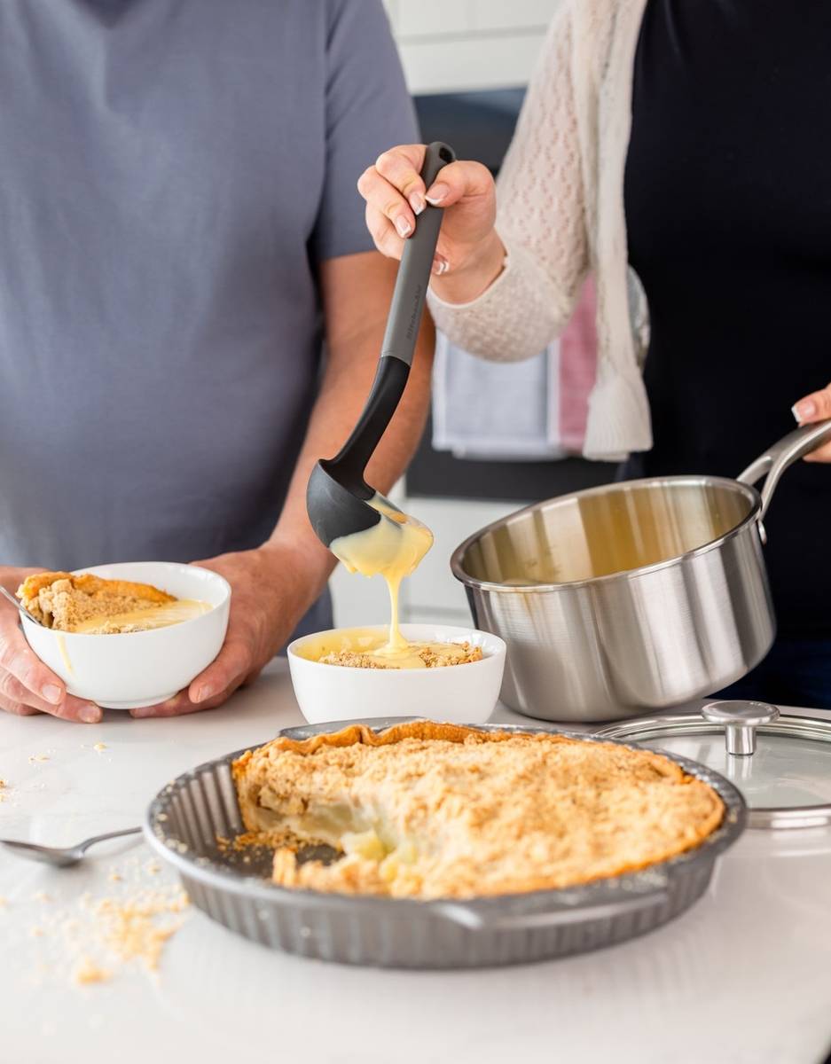 KitchenAid Naběračka, 30 cm, charcoal grey