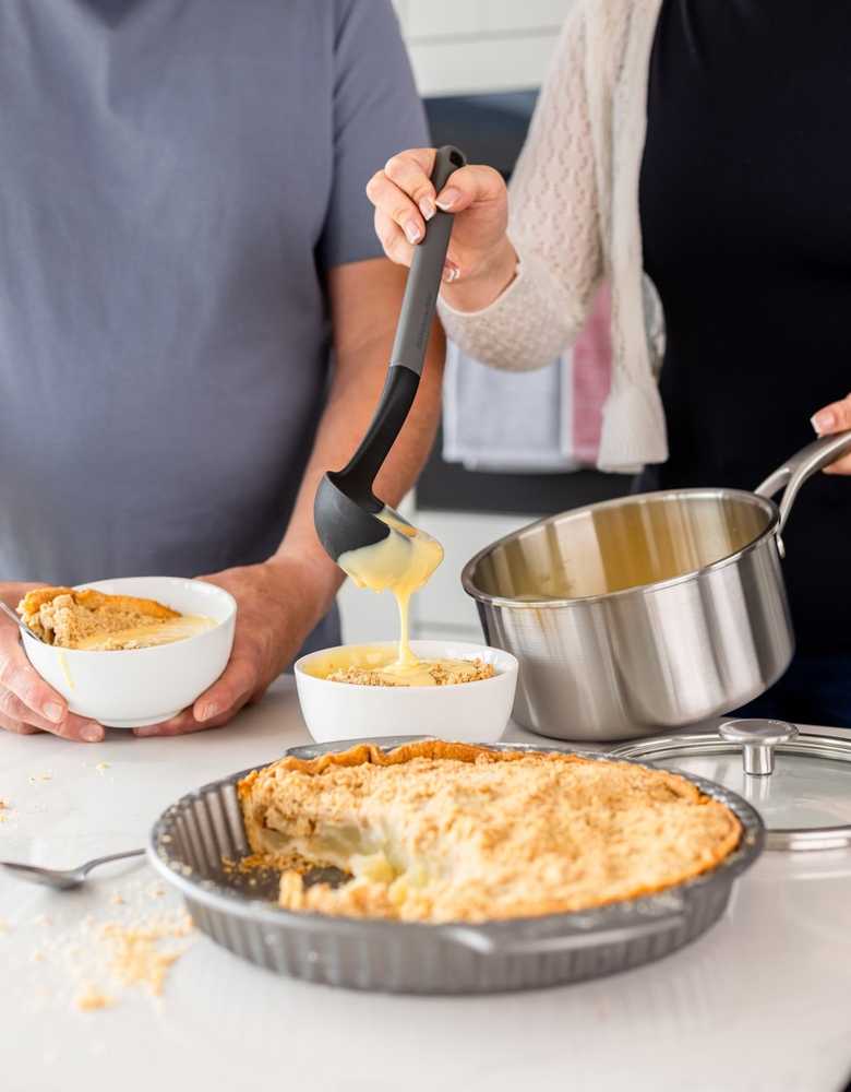 KitchenAid Naběračka, 30 cm, charcoal grey