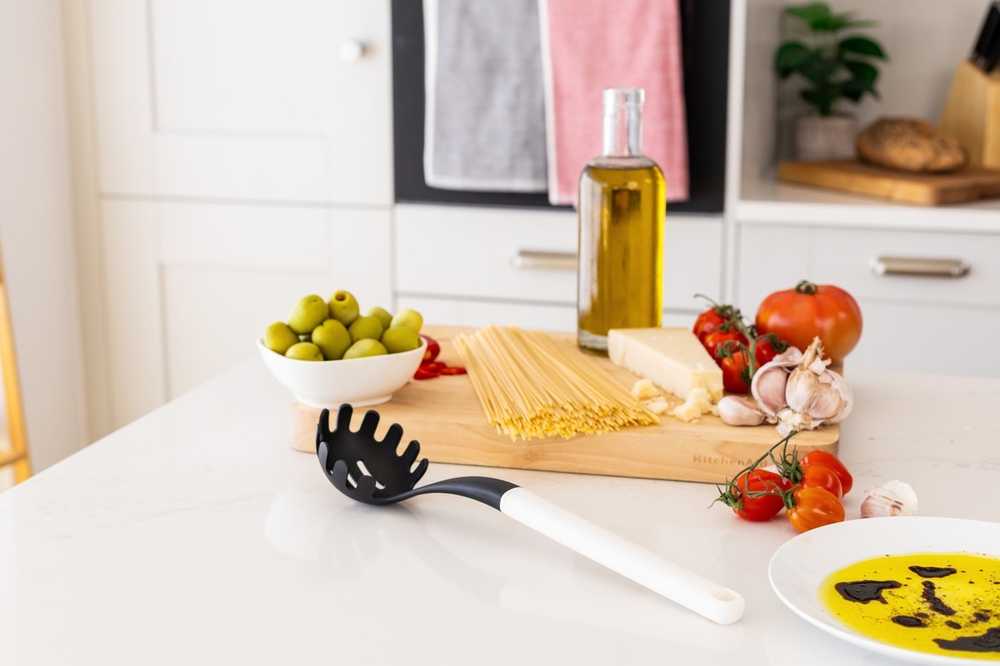 KitchenAid Naběračka na těstoviny, 34 cm, porcelain white