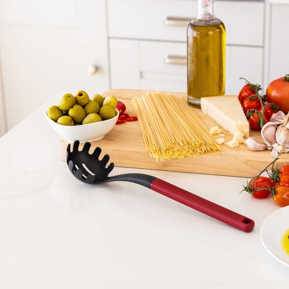 KitchenAid Naběračka na těstoviny, 34 cm, empire red