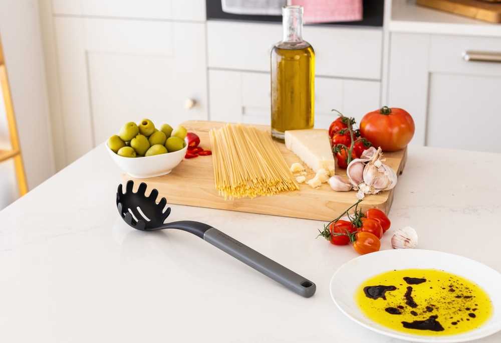 KitchenAid Naběračka na těstoviny, 34 cm, charcoal grey