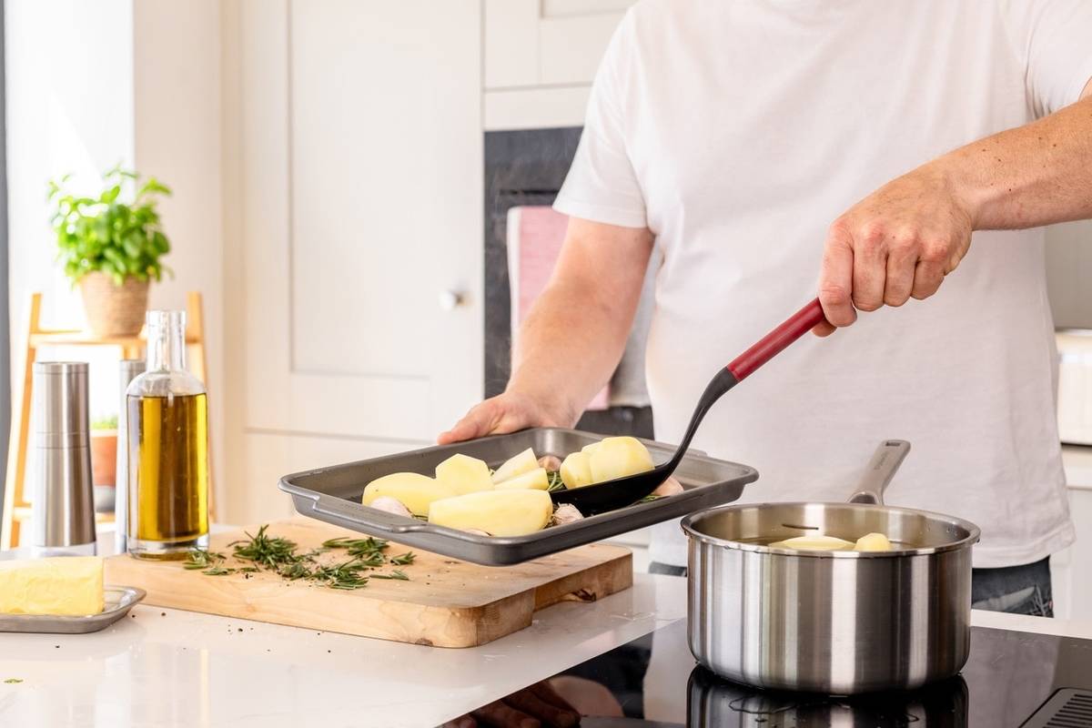 KitchenAid Servírovací lžíce, 34 cm, empire red