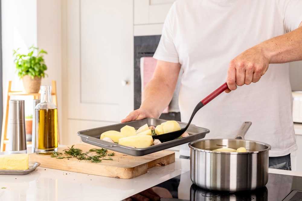 KitchenAid Servírovací lžíce, 34 cm, empire red