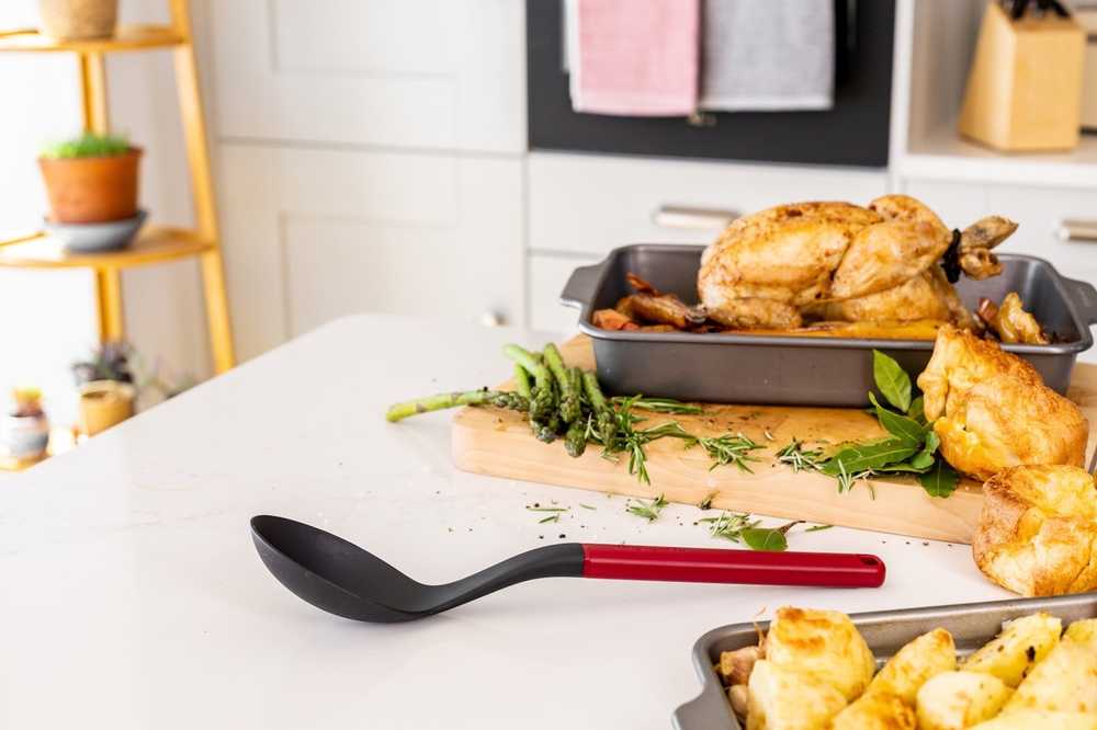 KitchenAid Varečka, 34 cm, empire red