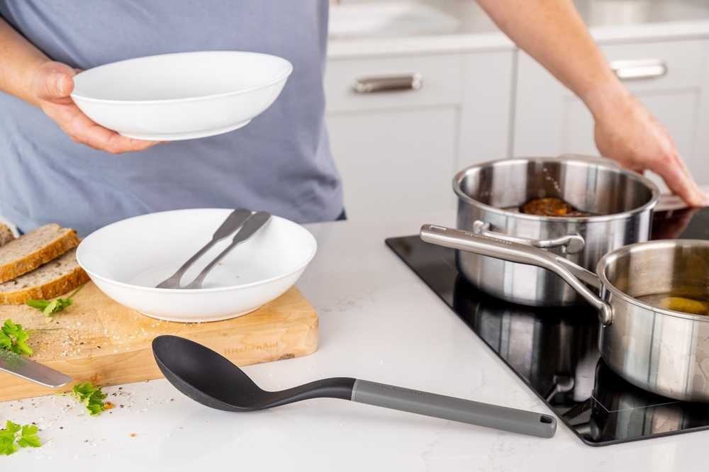 KitchenAid Vařečka, 34 cm, charcoal grey