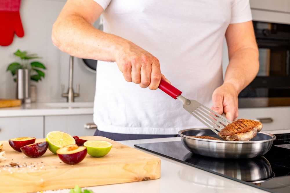 KitchenAid Nerezová obracečka, 31.5 cm, empire red