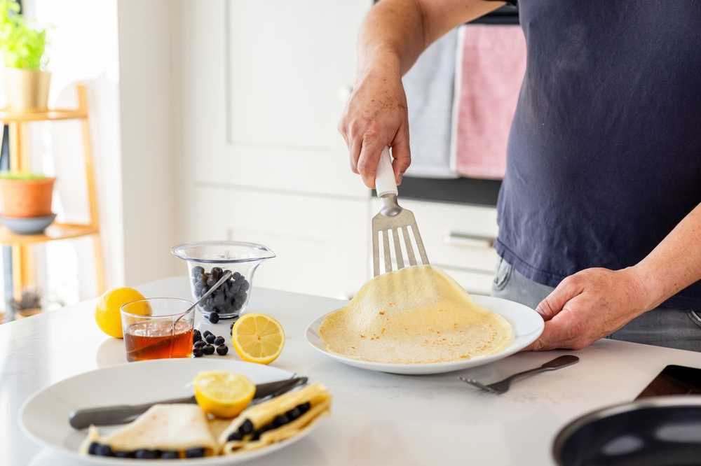 KitchenAid Nerezová obracečka, 31.5 cm, porcelain white