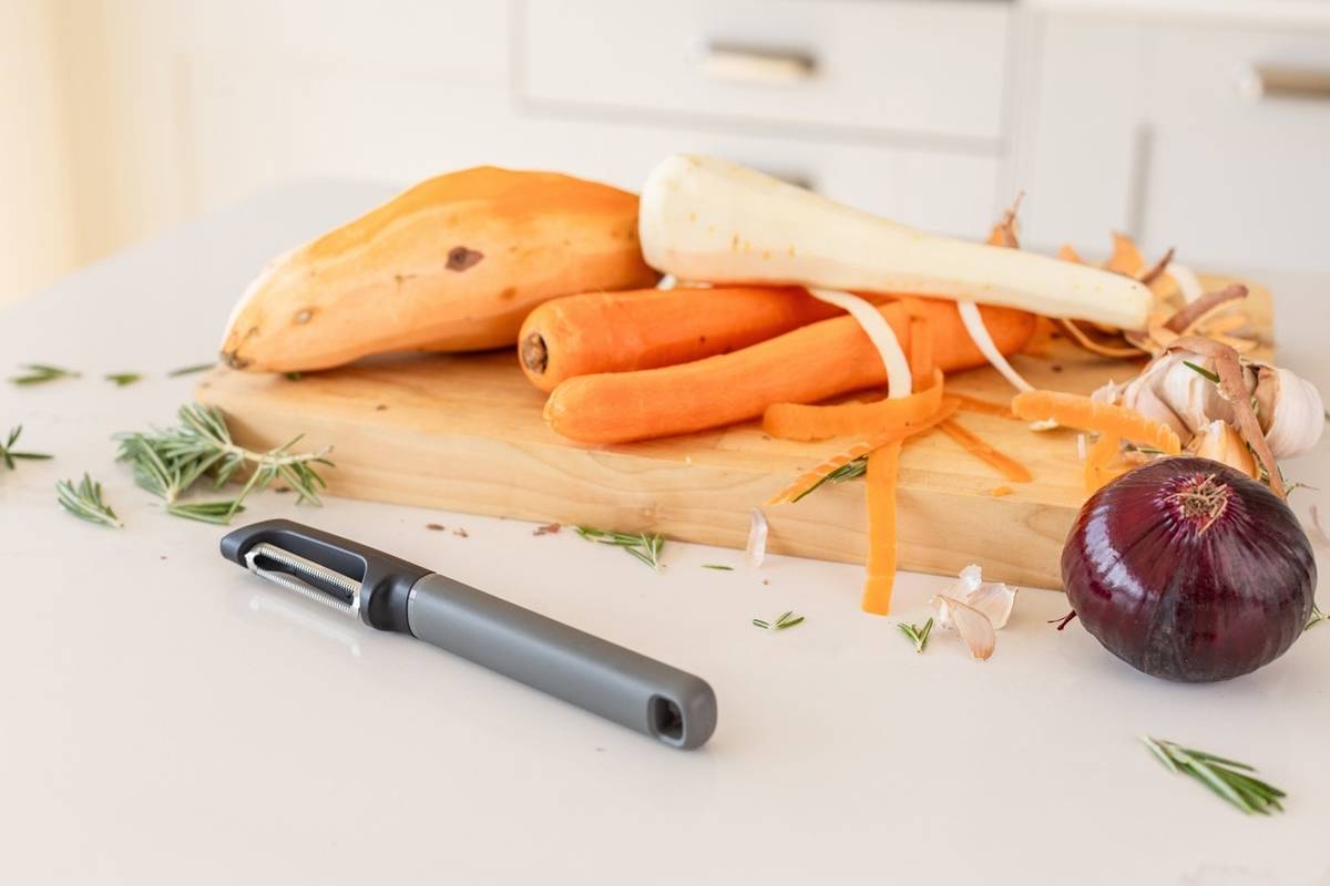 KitchenAid Škrabka na ovoce a zeleninu, 20 cm, charcoal grey