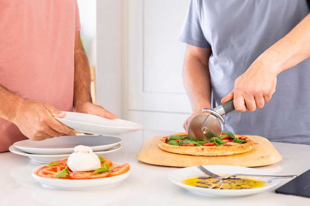 KitchenAid Kráječ na pizzu, 23.5 cm, charcoal grey