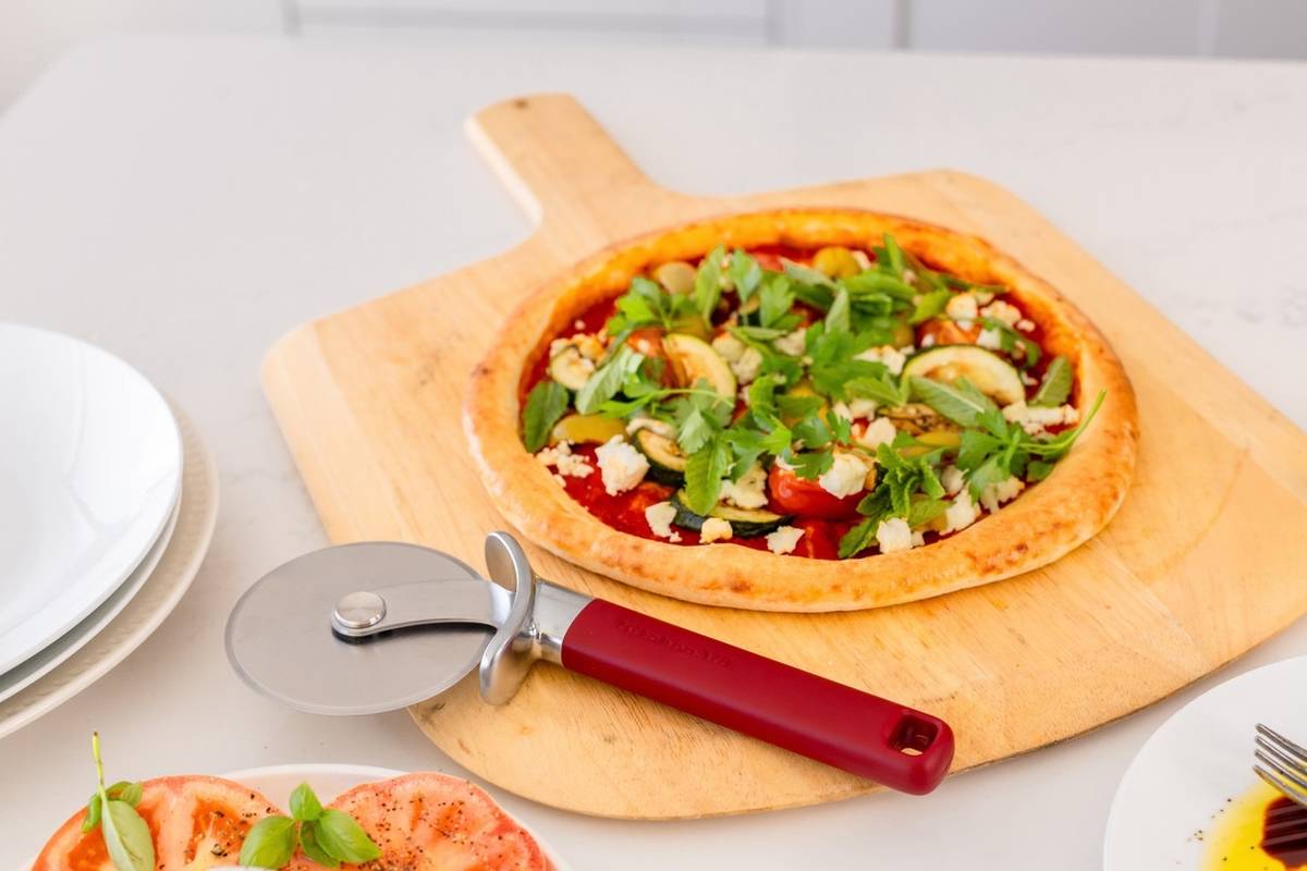 KitchenAid Kráječ na pizzu, 23.5 cm, empire red