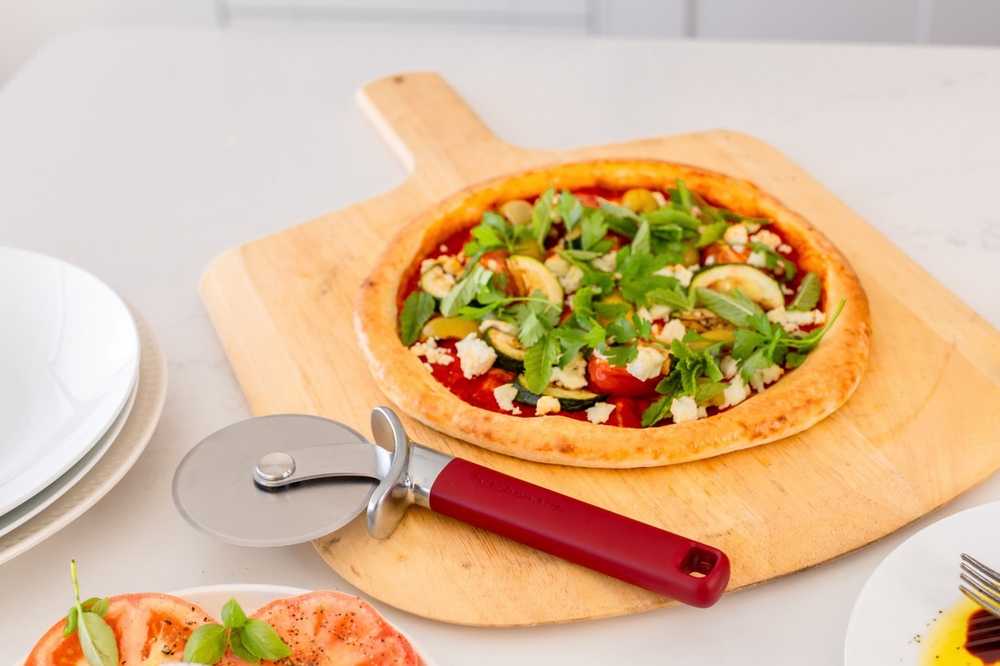 KitchenAid Kráječ na pizzu, 23.5 cm, empire red