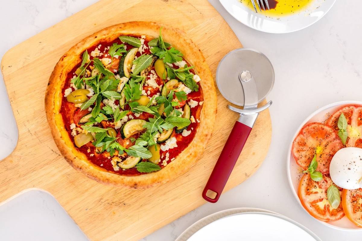 KitchenAid Kráječ na pizzu, 23.5 cm, empire red