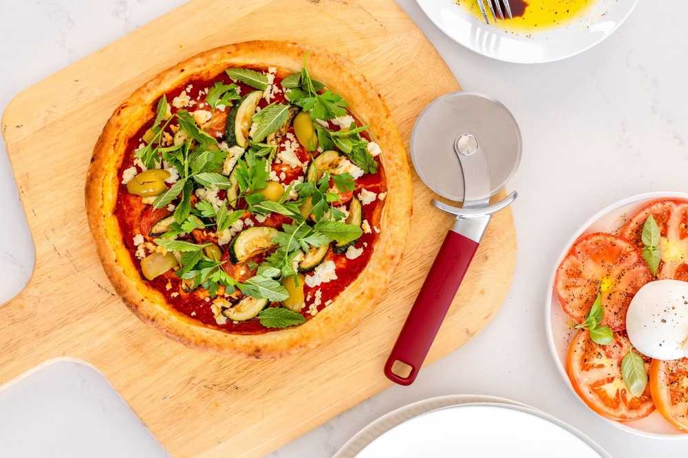 KitchenAid Kráječ na pizzu, 23.5 cm, empire red